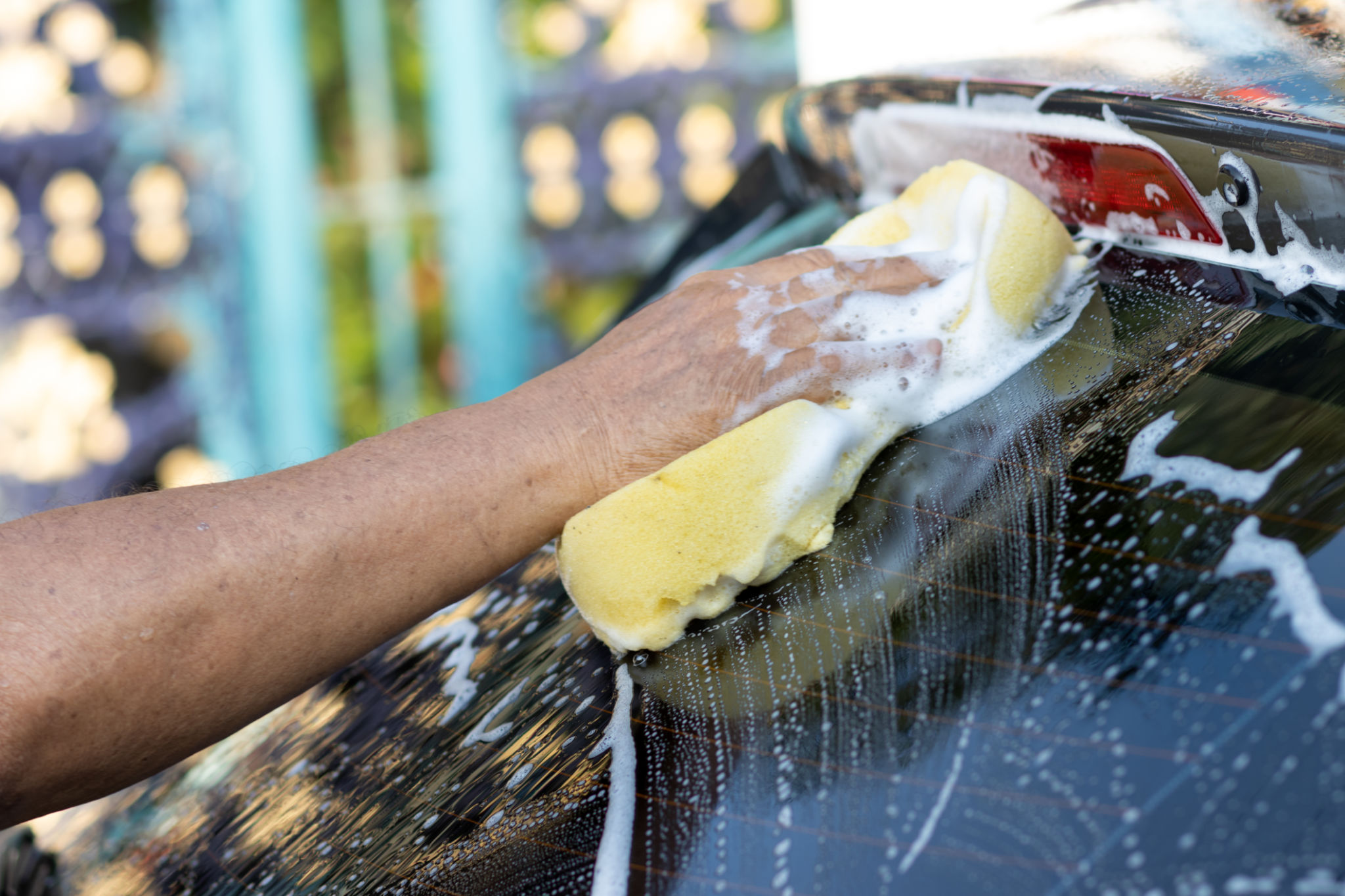 cleaning car windows