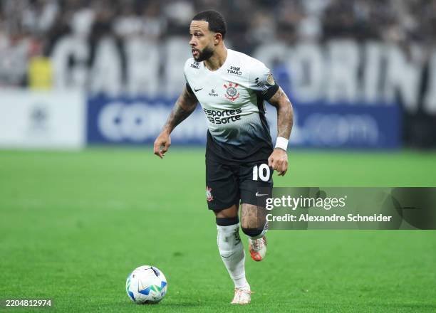 Memphis Depay of Corinthians controls the ball during a Copa CONMEBOL Libertadores 2025 match at Neo Quimica Arena on March 12, 2025 in Sao Paulo,...