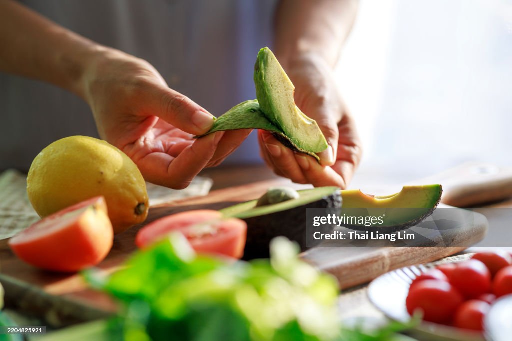 Pelar un aguacate fresco para preparar una comida saludable