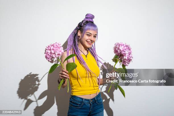 woman with dreadlocks and hydrangea flowers. - cabello morado fotografías e imágenes de stock