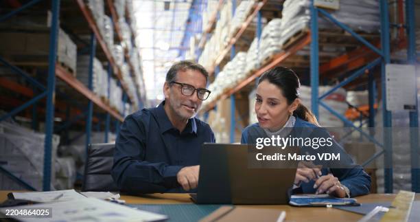 logistica, laptop e persone in magazzino per il lavoro di squadra, la spedizione, la distribuzione o l'organizzazione del carico. dirigenti, addetti all'approvvigionamento o operai che controllano l'ordine di consegna, lo stock o il pacco di e-commerce - trasporto merci foto e immagini stock