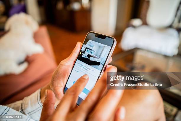 nahaufnahme einer frau, die ein mobiltelefon benutzt und eine hotelreservierung vornimmt - eine reservierung vornehmen stock-fotos und bilder