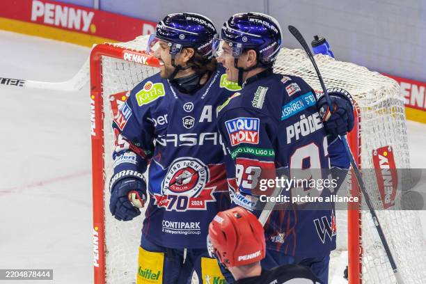 March 2025, Berlin: Ice Hockey: DEL, Eisbären Berlin - Straubing Tigers, Championship Round, Quarterfinals, Matchday 1, Uber Arena. Berlin's Zach...