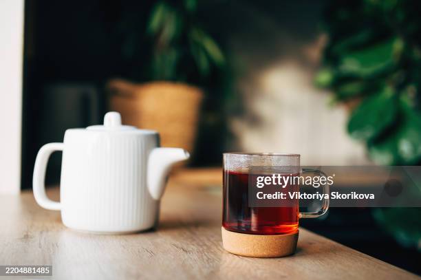 tea bag put in transparent glass teacup - theepot stockfoto's en -beelden