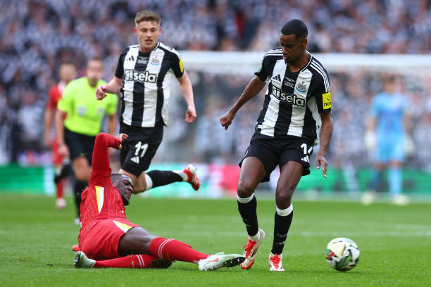 Alexander Isak of Newcastle United competes with Ibrahima Konate of Liverpool during the Carabao Cup Final between Liverpool and Newcastle United at...
