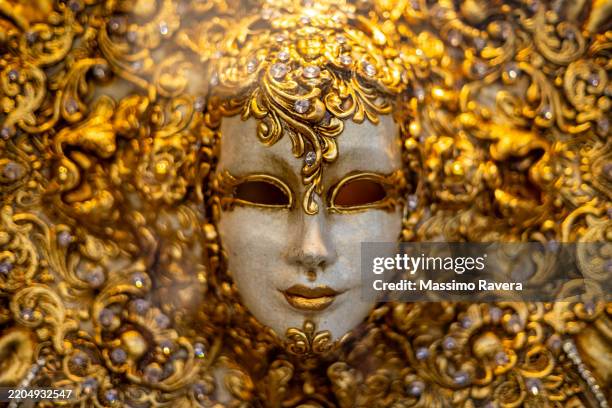 carnival mask in venice, italy - venetiaans-masker stockfoto's en -beelden