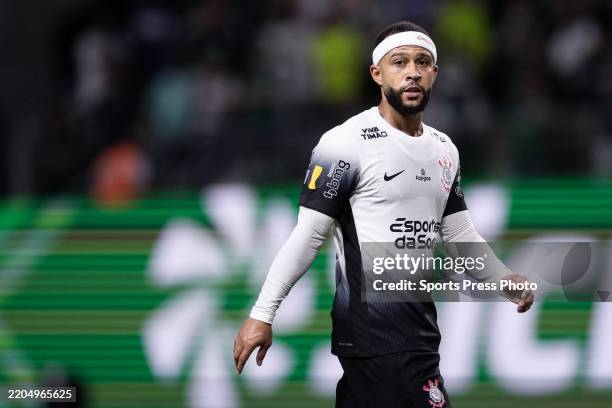 Memphis Depay of Corinthians looks on during the Campeonato Paulista Final 2025 first leg between Palmeiras and Corinthians at Allianz Parque on...