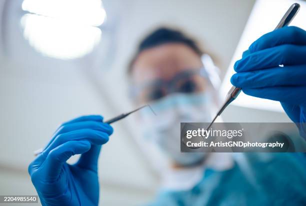 punto di vista di un paziente dal dentista. - dentista foto e immagini stock