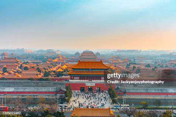 skyline of beijing's forbidden city - pékin photos et images de collection