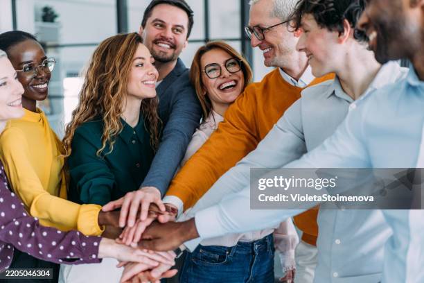 motivating the team. - loyaliteit stockfoto's en -beelden