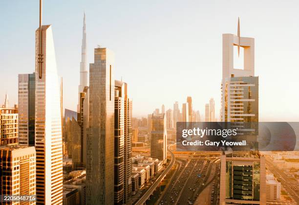 elevated view over sheikh zayed road and skyscrapers in daytime - pays du golfe photos et images de collection