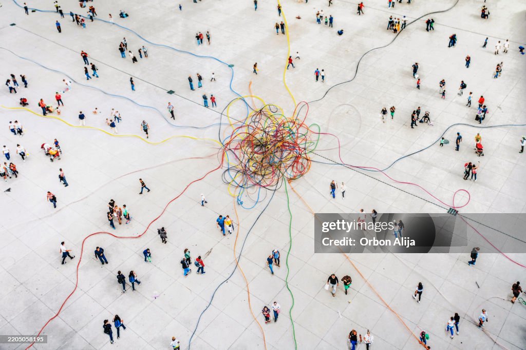 Veduta aerea della folla collegata da linee colouful