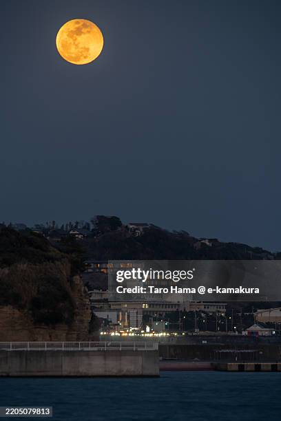 Blood Moon Over The Twilight Beach In Kanagawa Of Japan, Foto de stock