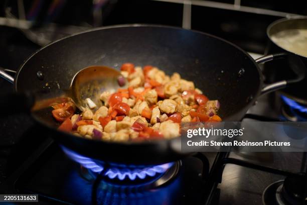 chicken in wok ii - wok stockfoto's en -beelden