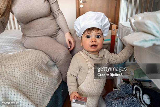 mamas kleiner koch - kochmütze stock-fotos und bilder