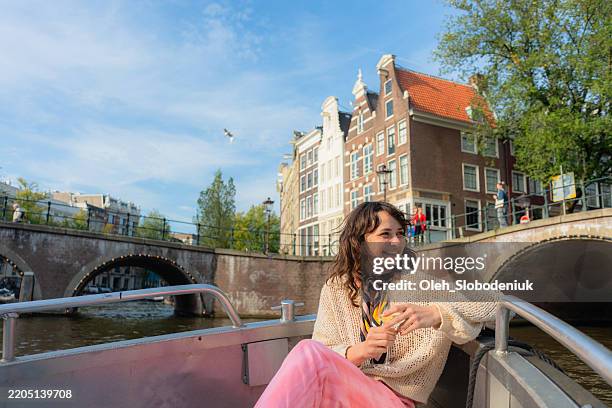 mujer disfrutando de un paseo en barco en ámsterdam - amsterdam fotografías e imágenes de stock