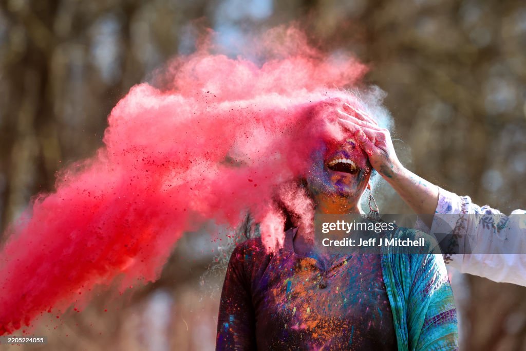 Hindu Festival Holi Hai Celebrated In Glasgow