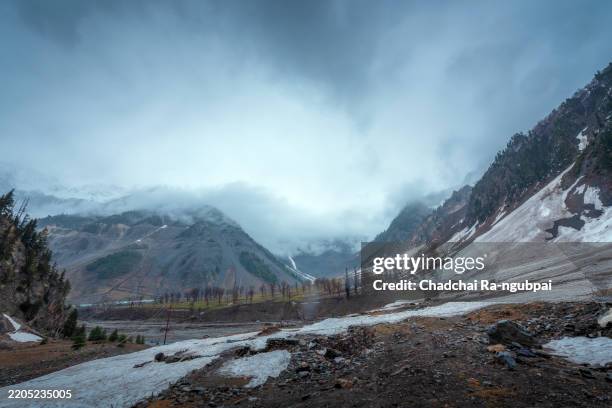 beautiful mountains of sonamarg, jammu and kashmir state, india - baramulla district stockfoto's en -beelden