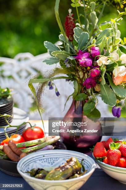 sommer tischdekoration im freien mit essen und blumen - blumenbouqet stock-fotos und bilder
