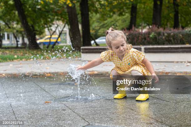 sommerlicher wasserspaß in den brunnen. entwicklung und lernen von kindern - nur kinder stock-fotos und bilder