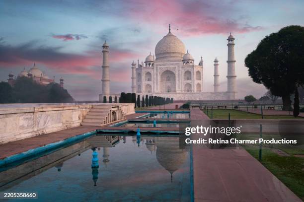sunrise over the taj mahal in agra, uttar pradesh, india - taj mahal photos et images de collection