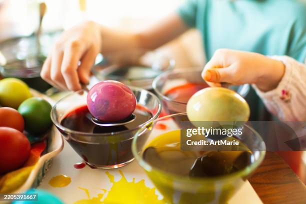 kinder malen ostereier - färbemittel stock-fotos und bilder