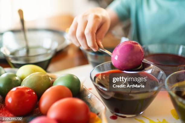 bambino che dipinge uova di pasqua - colorare foto e immagini stock