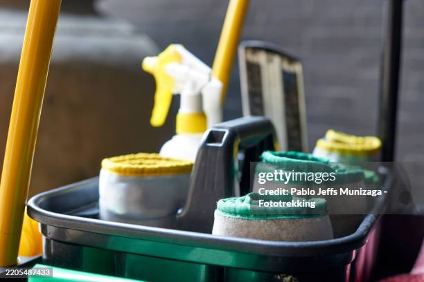 cleaning supplies and microfiber cloths on a cleaning cart ready for housekeeping duties - impresa di pulizie foto e immagini stock