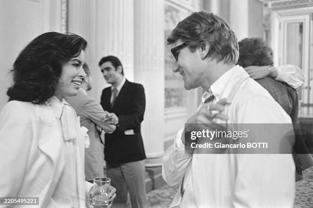 Bianca Jagger et Yves Saint Laurent lors du défilé Haute Couture du couturier à Paris en 1977