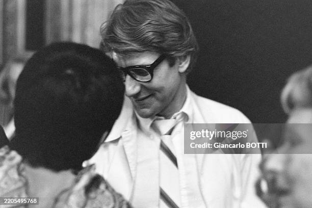 Zizi Jeanmaire et Yves Saint Laurent lors du défilé Haute Couture du couturier à Paris en 1977