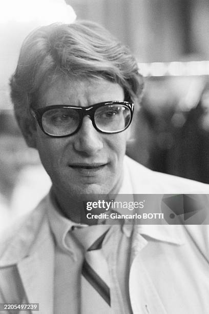 Yves Saint Laurent pendant son défilé de la collection Haute Couture Automne-hiver 1977-1978 à Paris