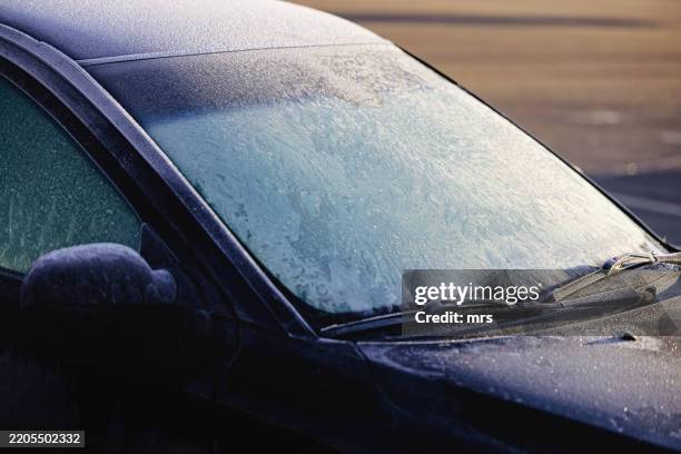 frosty patterns on a completely covered car windscreen - gelée photos et images de collection