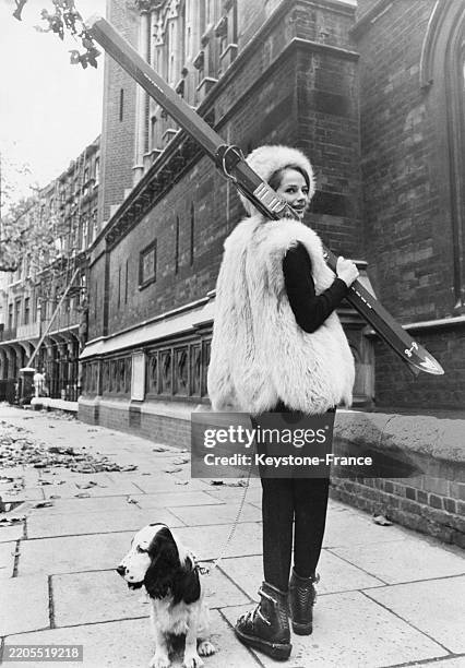 Actrice Charlotte Rampling se rendant à l'école de ski Simpsons Day School à Philbeach Hall, Earl's Court, à Londres avec son chien "Jessie" le 15...