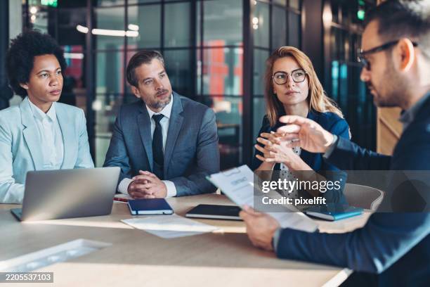 imprenditori che discutono di un nuovo contratto - costituzione foto e immagini stock