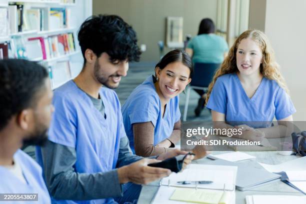diverse medical students collaborate on healthcare project - estudante de medicina imagens e fotografias de stock