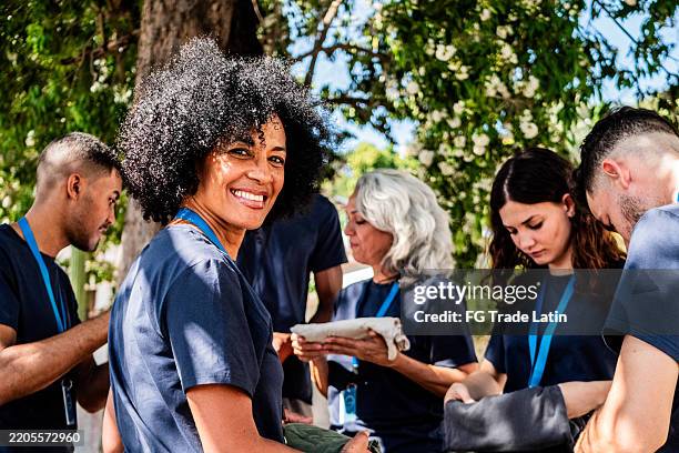 portrait de femme bénévole mature à l’extérieur - gratuit photos et images de collection
