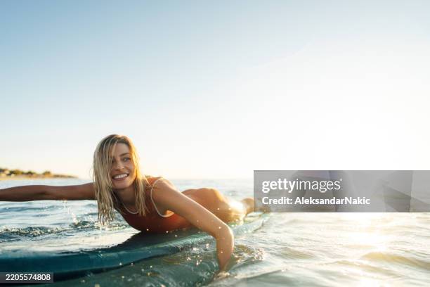 primeras clases de surf - vida sencilla fotografías e imágenes de stock