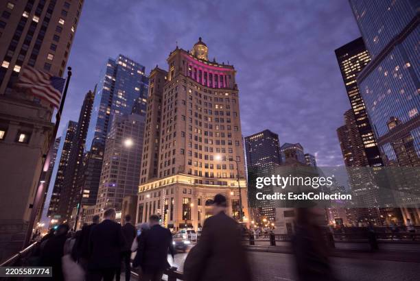 pedestrians crossing dusable bridge over the chicago river at dusk - avenue stock pictures, royalty-free photos & images