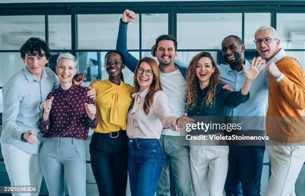emprendedores alegres celebrando el éxito en la oficina. - celebración ocasión especial fotografías e imágenes de stock