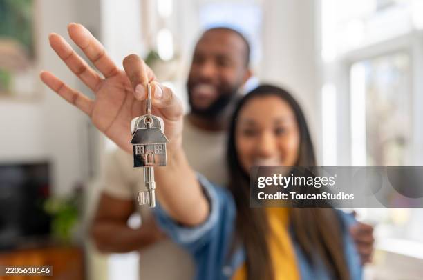 proprietari di casa con le chiavi della loro nuova casa - trasferimento dimmagine foto e immagini stock