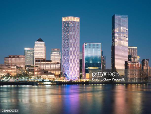 london city canary wharf skyline at dusk - canary wharf stock pictures, royalty-free photos & images