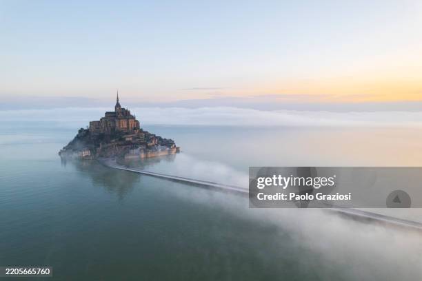 veduta aerea di le mont saint michel all'alba - mont saint michel foto e immagini stock