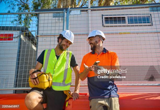 ingenieros australianos discuten los planes para construir una obra en nueva gales del sur - albañil fotografías e imágenes de stock