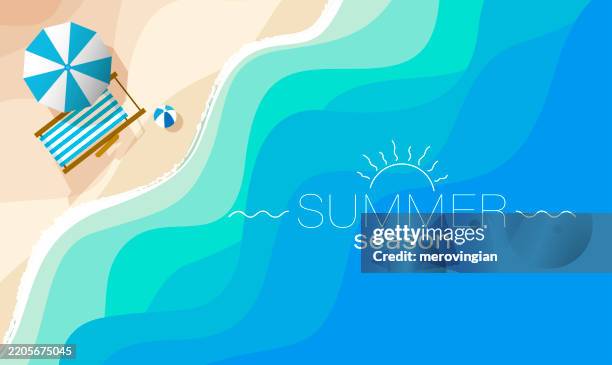 luftaufnahme des sommerstrandes, des blauen ozeans, des warmen sandes mit accessoires und sonnenschirm - strandurlaub stock-grafiken, -clipart, -cartoons und -symbole