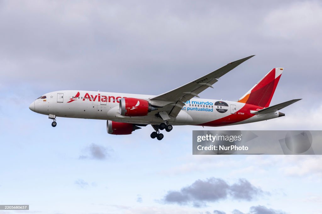 Cy787 Avianca Boeing 787 Dreamliner passenger aircraft spotted flying over ...