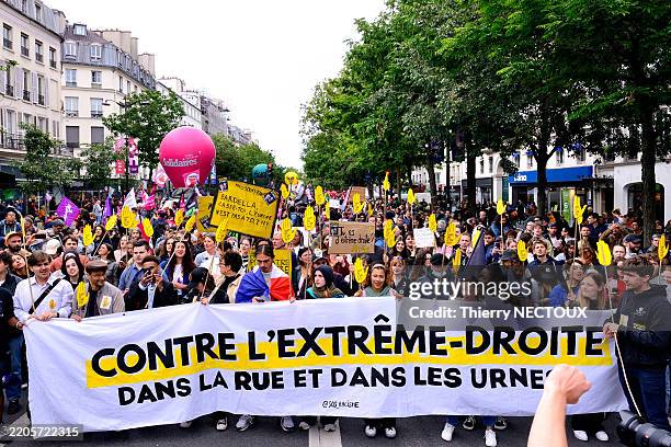 Pancarte "Tu es d'extrême droite? ARRÊTE" derrière la banderole de l'association SOS Racisme - Touche pas à mon pote "Contre l'extrême droite dans la...