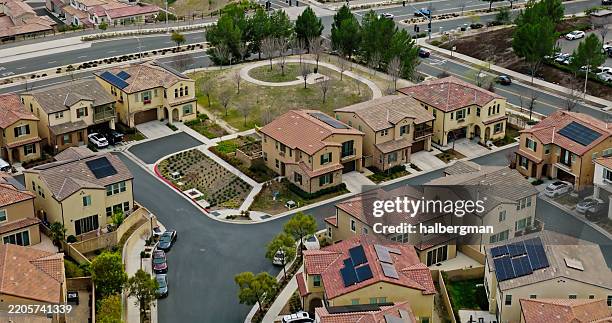 drohnenfoto eines vorstadtparks in einer sackgasse in santa clarita - tag - mittelschicht-stereotypen stock-fotos und bilder