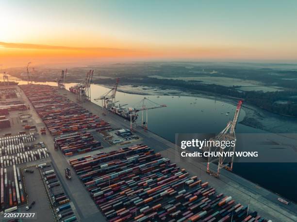 hafen von southampton bei sonnenaufgang von einer drohne erfasst - containerschiffe stock-fotos und bilder