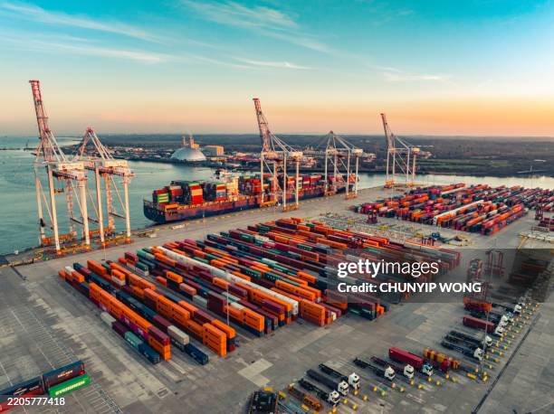 hafen von southampton bei sonnenaufgang von einer drohne erfasst - internationale-finanzen stock-fotos und bilder