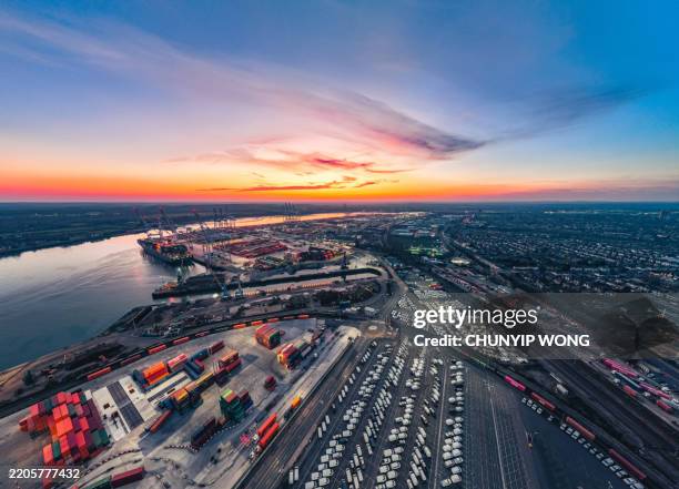 il porto di southampton catturato da un drone al crepuscolo - domanda e offerta foto e immagini stock